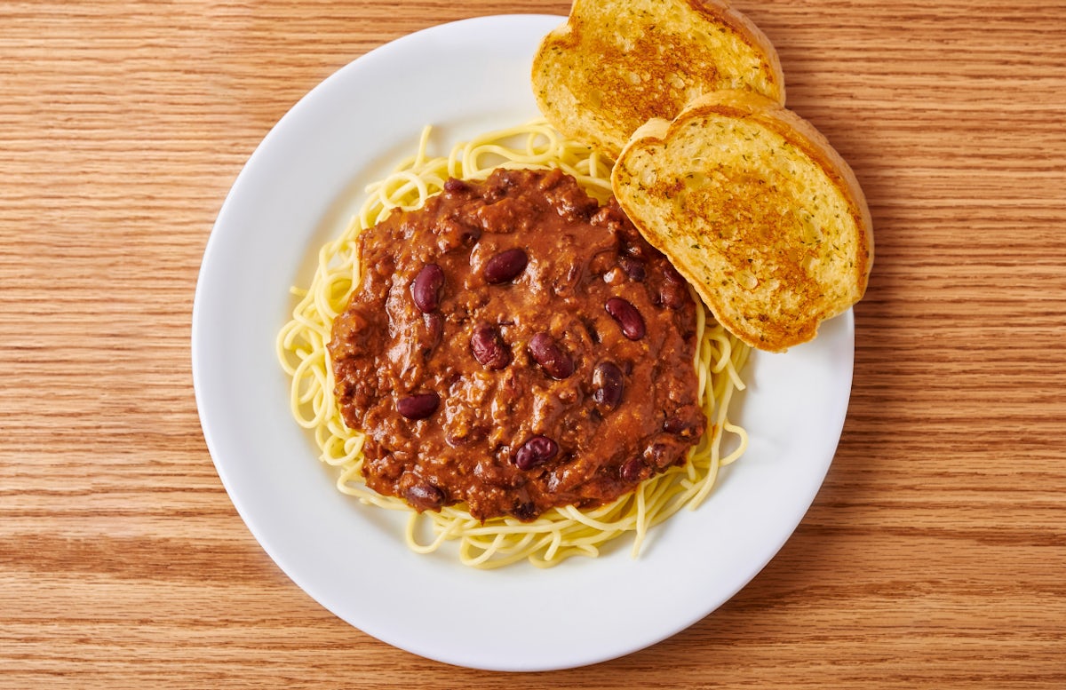 Chili Spaghetti with Garlic Bread